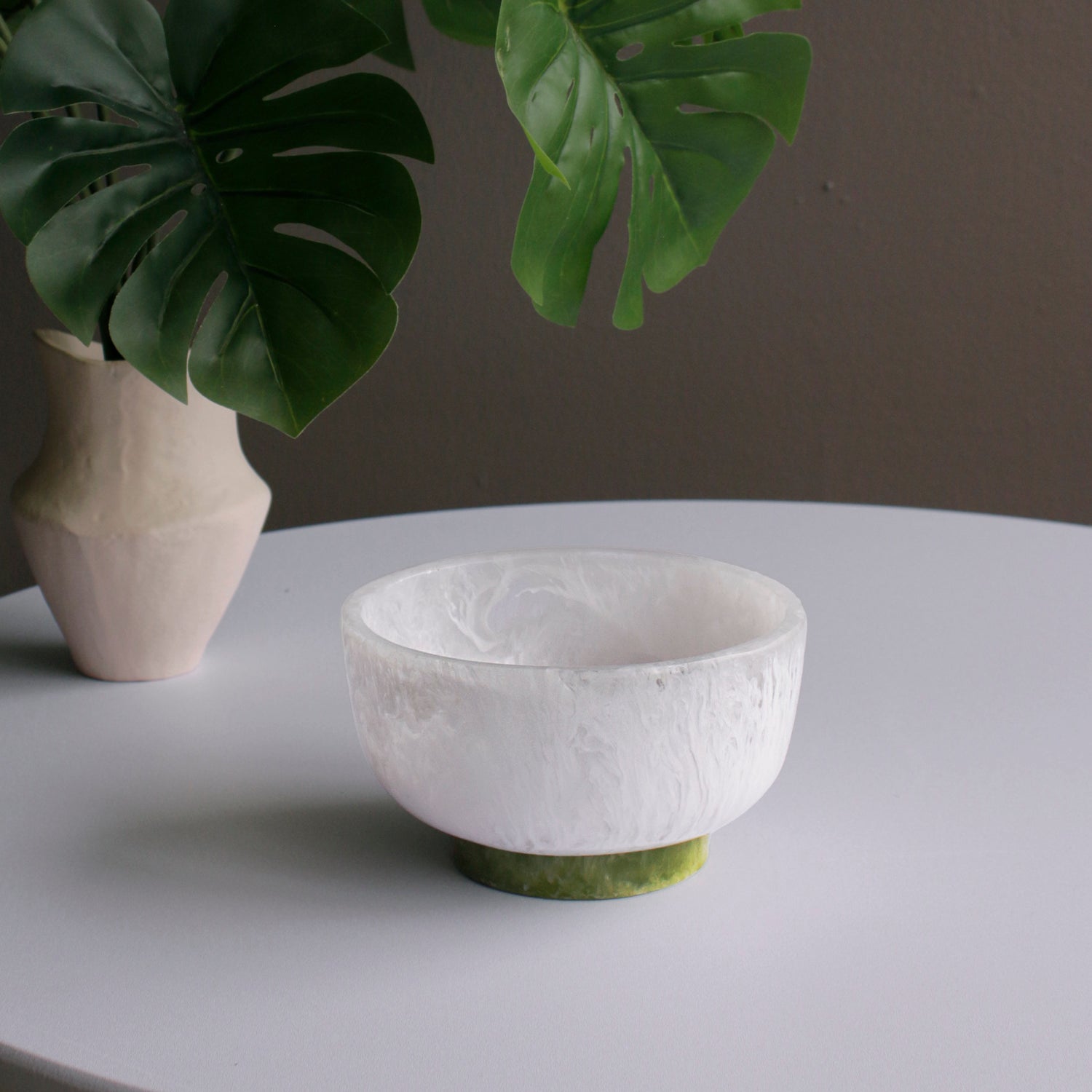 Resin Rio Small Bowls with Base (White and Green)