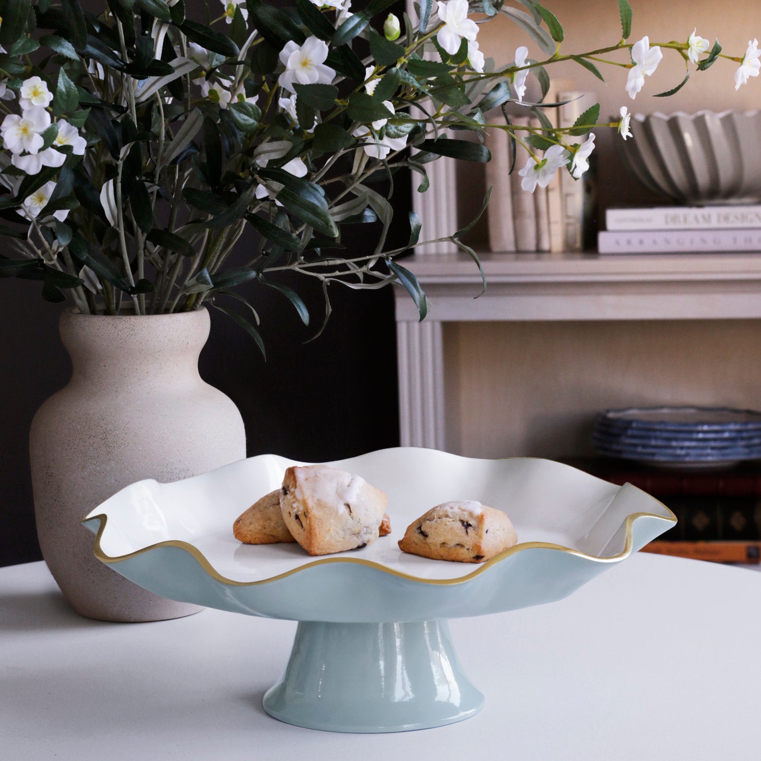 ENCANTO Carola Pedestal Cake Plate (Slate and White)