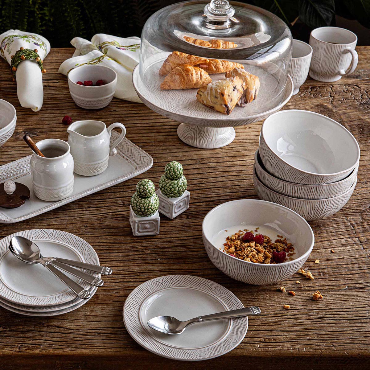 Berry & Thread Cake Dome