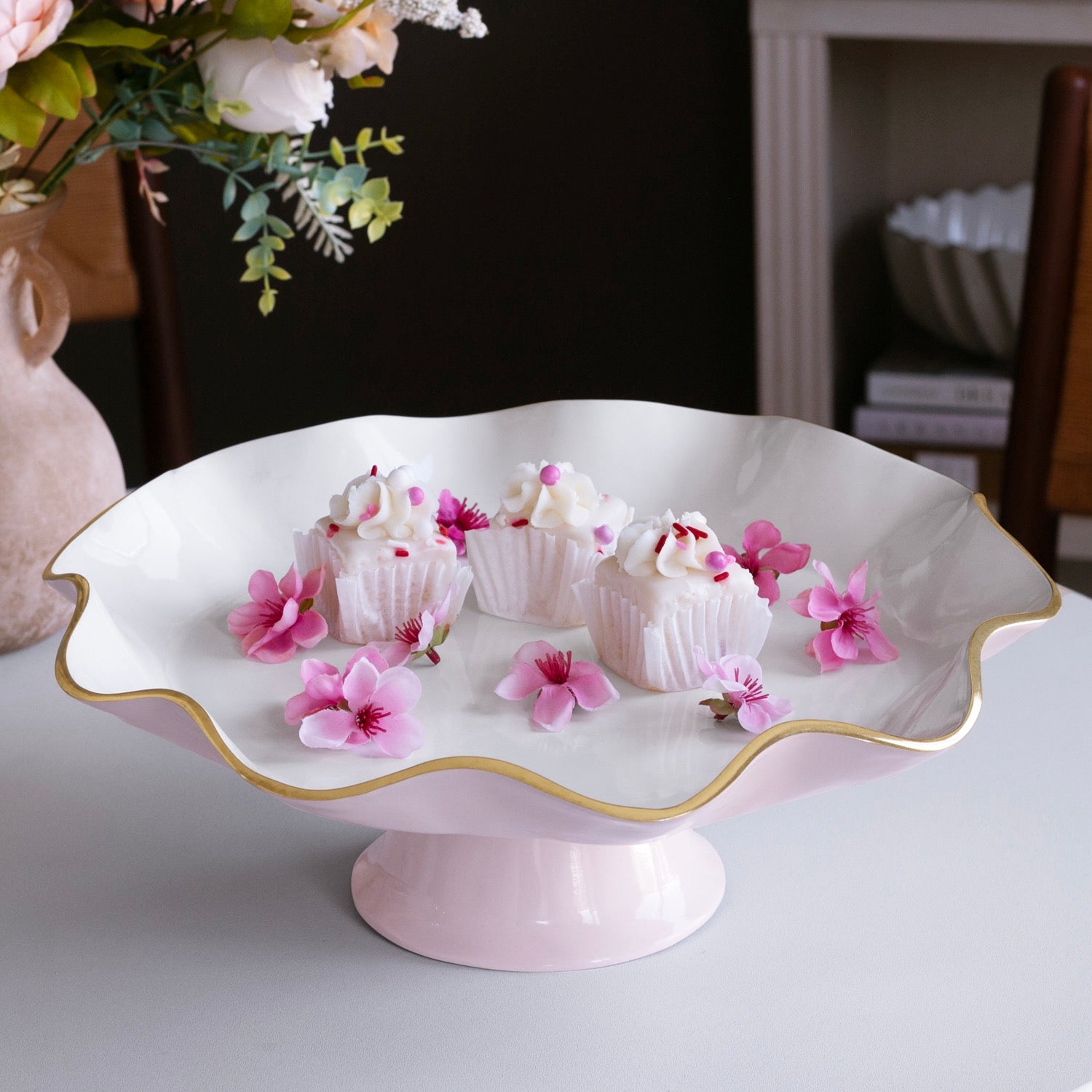 ENCANTO Carola Pedestal Cake Plate (Camellia and White)