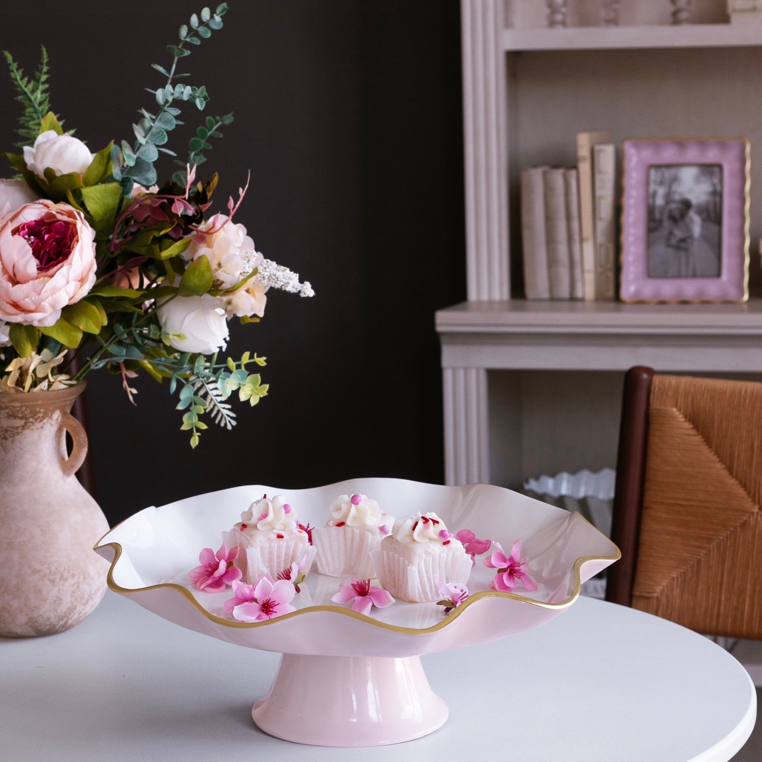 ENCANTO Carola Pedestal Cake Plate (Camellia and White)