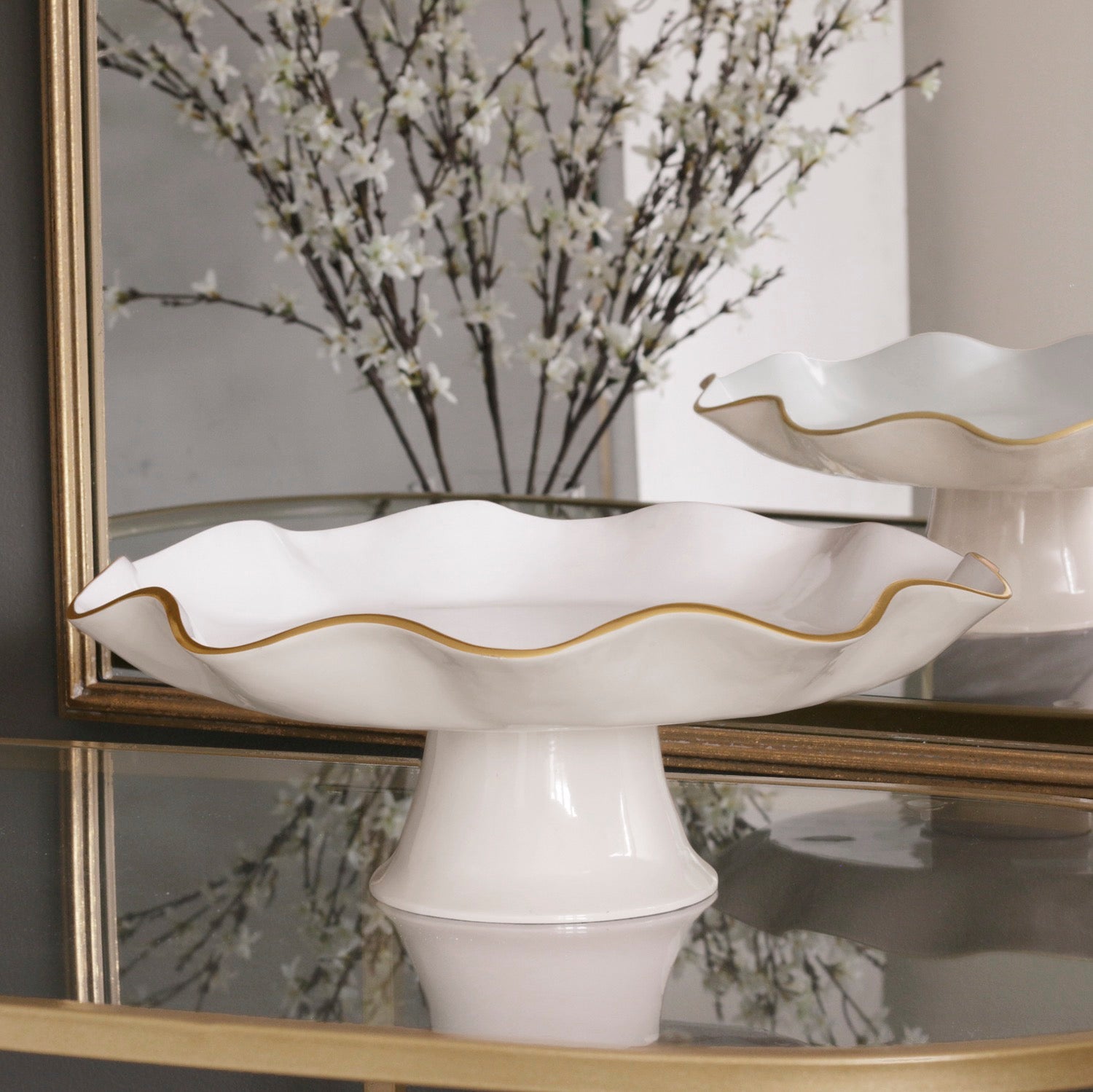 ENCANTO Carola Pedestal Cake Plate (Cream and White)