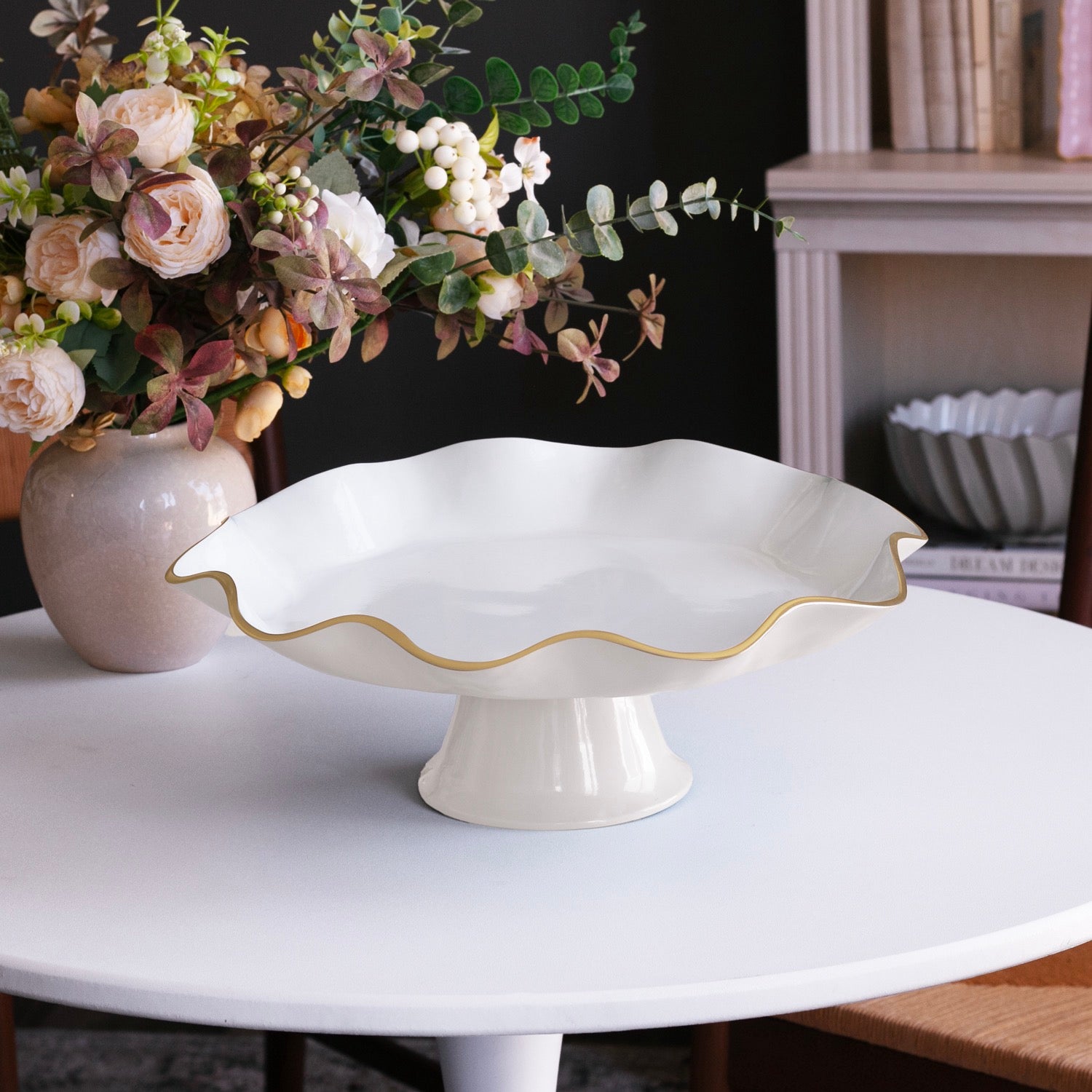 ENCANTO Carola Pedestal Cake Plate (Cream and White)