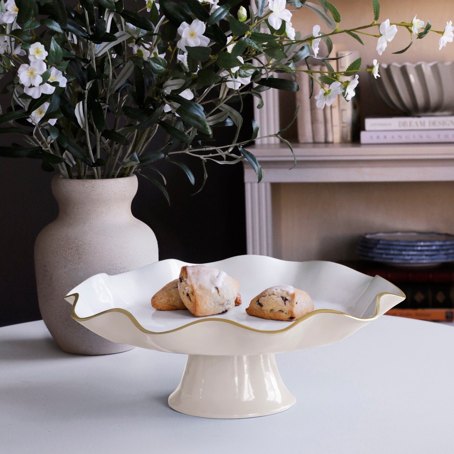 ENCANTO Carola Pedestal Cake Plate (Cream and White)