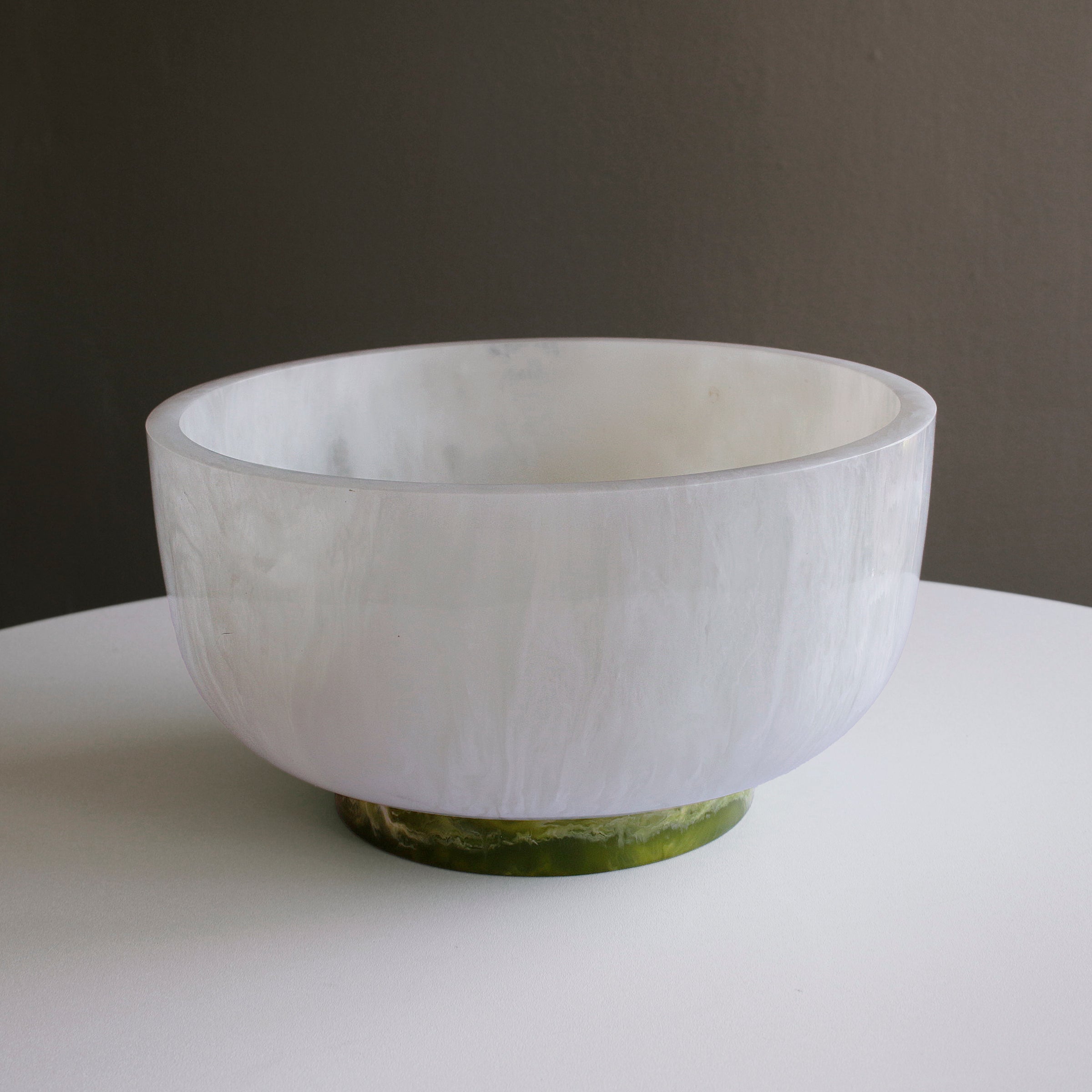 Resin Rio Large Bowls with Base (White and Green)