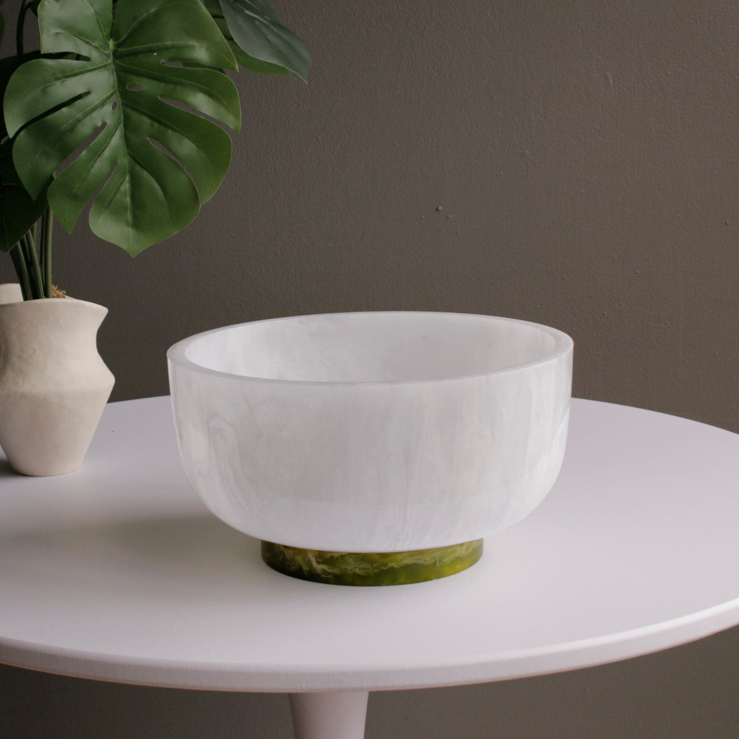 Resin Rio Large Bowls with Base (White and Green)