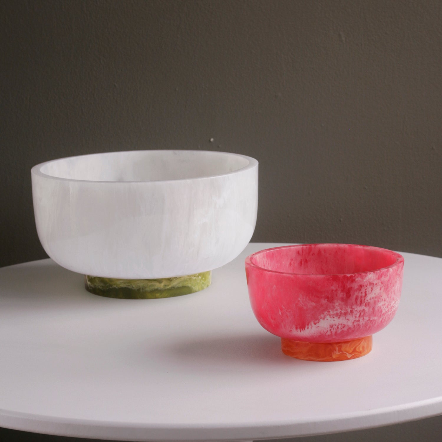 Resin Rio Large Bowls with Base (White and Green)