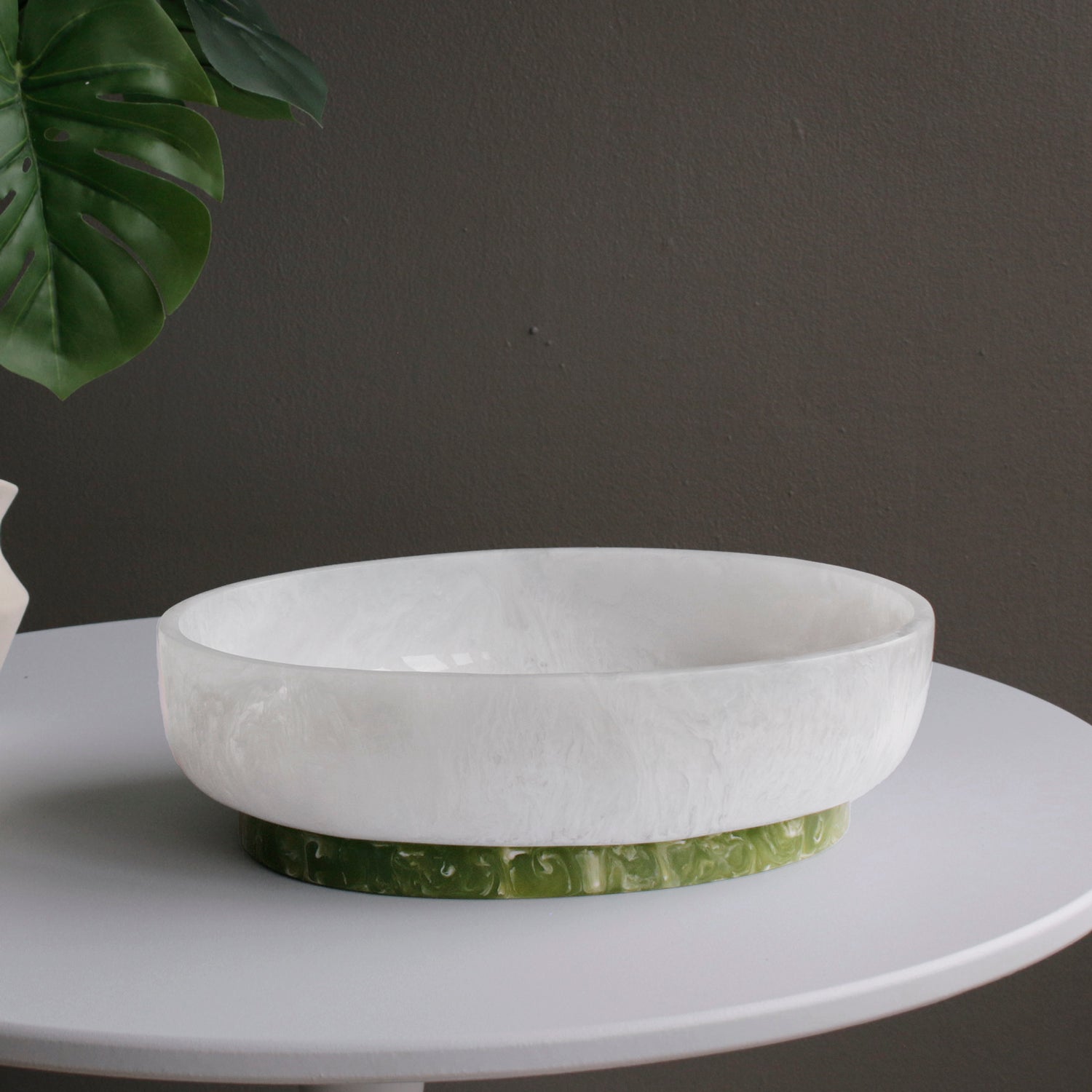 Resin Rio Large Oval Bowls with Base (White and Green)