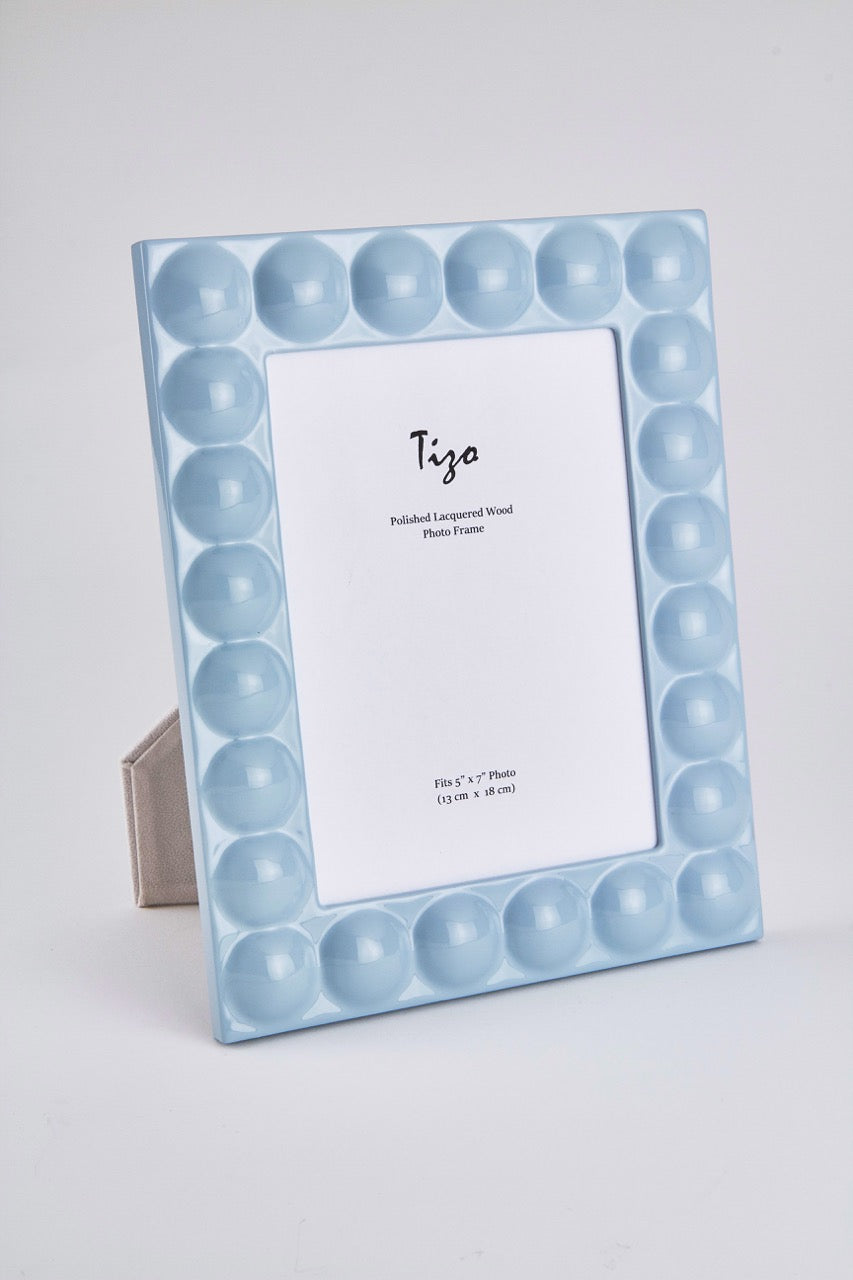 Blue bubble frame with a white card on a light gray background