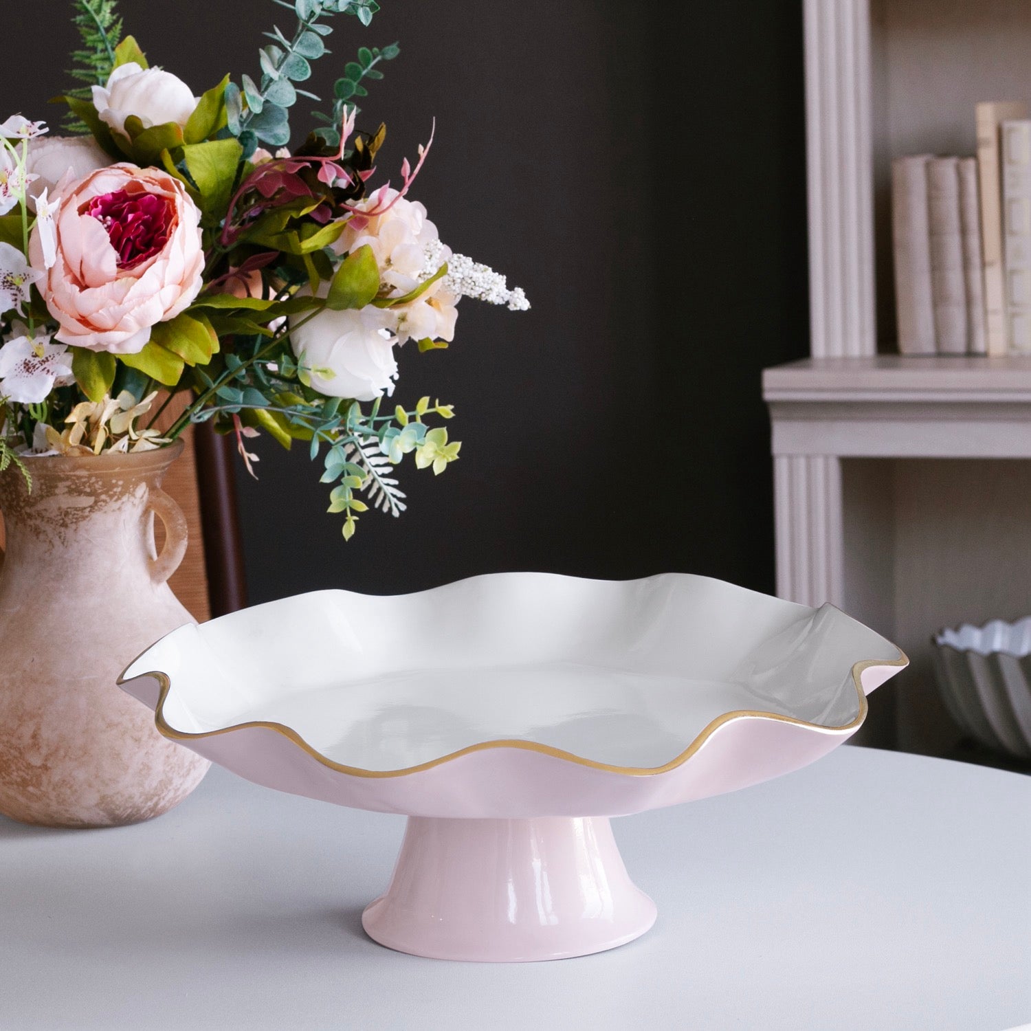 ENCANTO Carola Pedestal Cake Plate (Camellia and White)