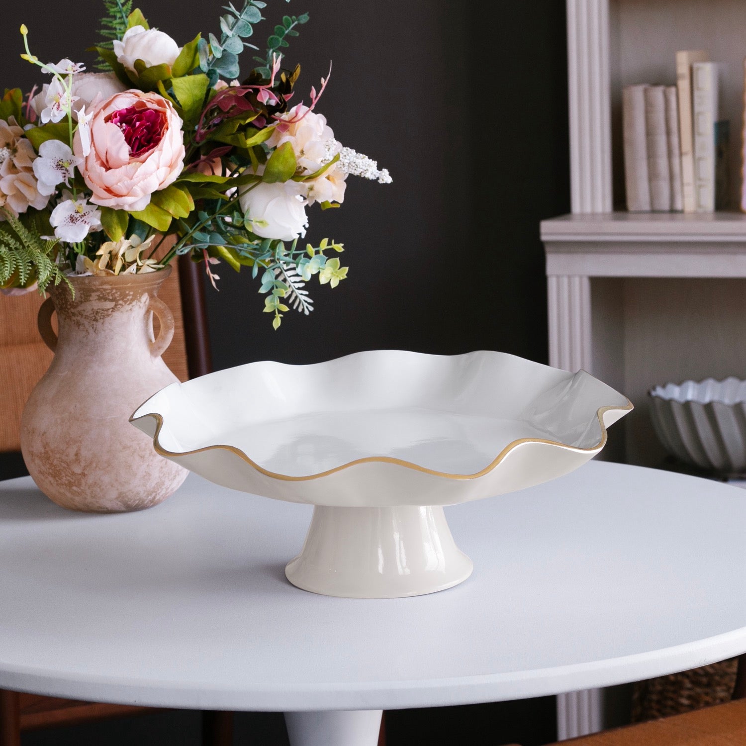 ENCANTO Carola Pedestal Cake Plate (Cream and White)